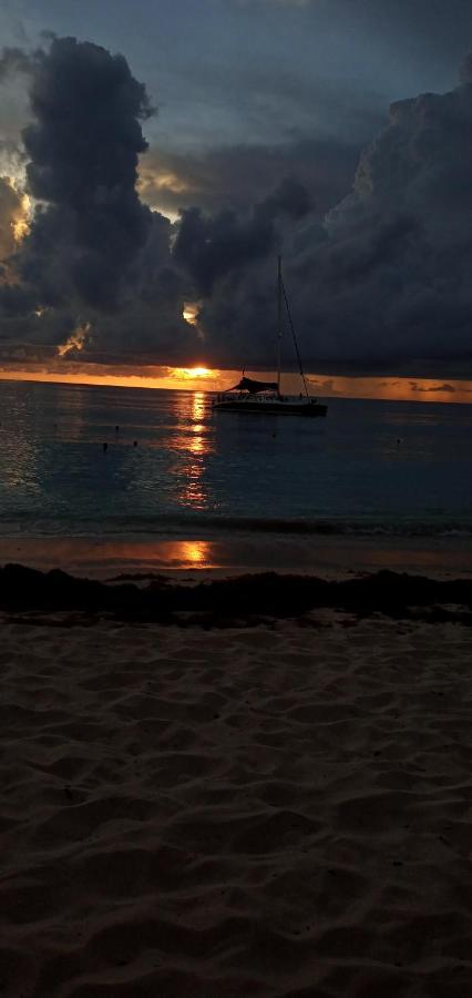 Ocean Sky Apartments Barbados Christ Church Esterno foto